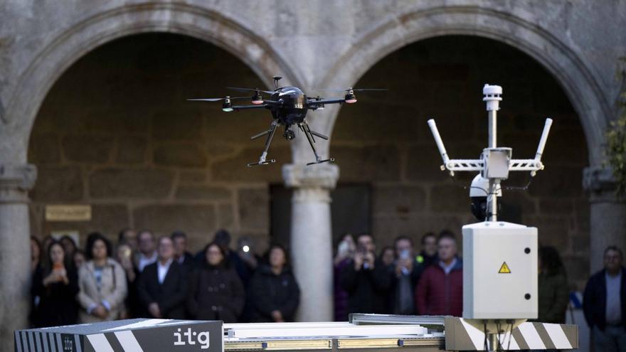 Simulación, en el Parador de Santo Estevo, del vuelo de uno de los drones que reforzarán la lucha contra incendios en Ourense.