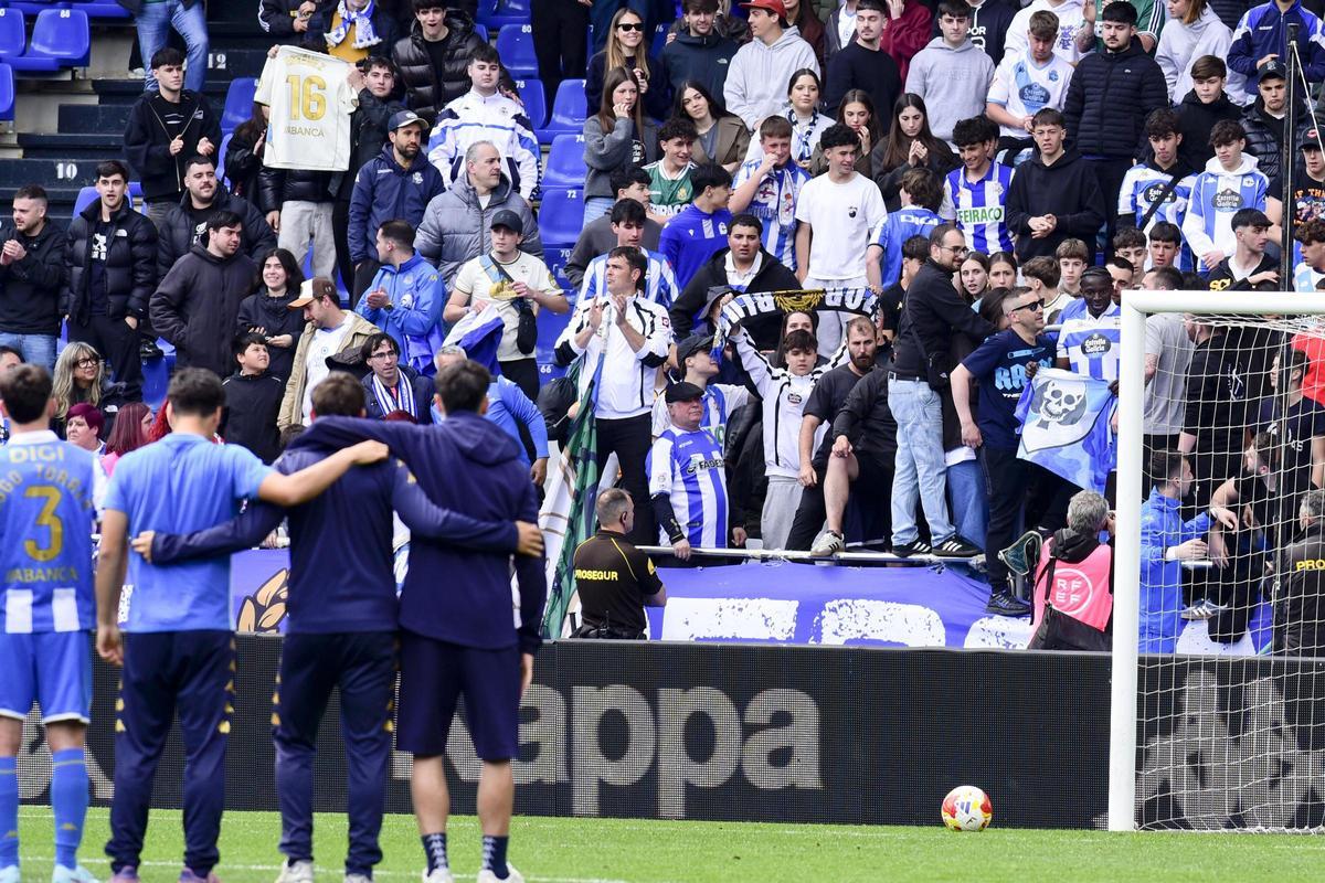 Victoria del Fabril: jugadores y afición celebran el 3-0 en Riazor Victoria del Fabril: jugadores y afición celebran el 3-0 en Riazor