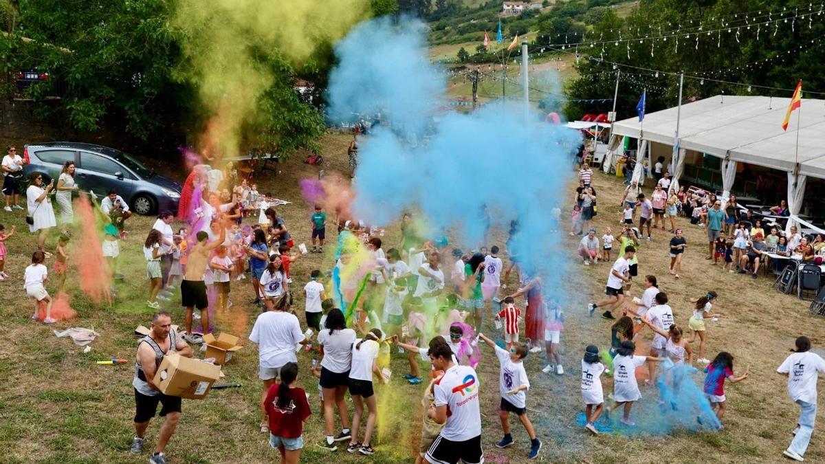 Los niños toman el prao de Llantones