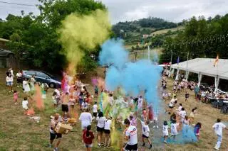 Carreras de sacos, la guerra del agua o las sillas, el reclamo que llena de niños la fiesta de prao de Llantones (Leorio)