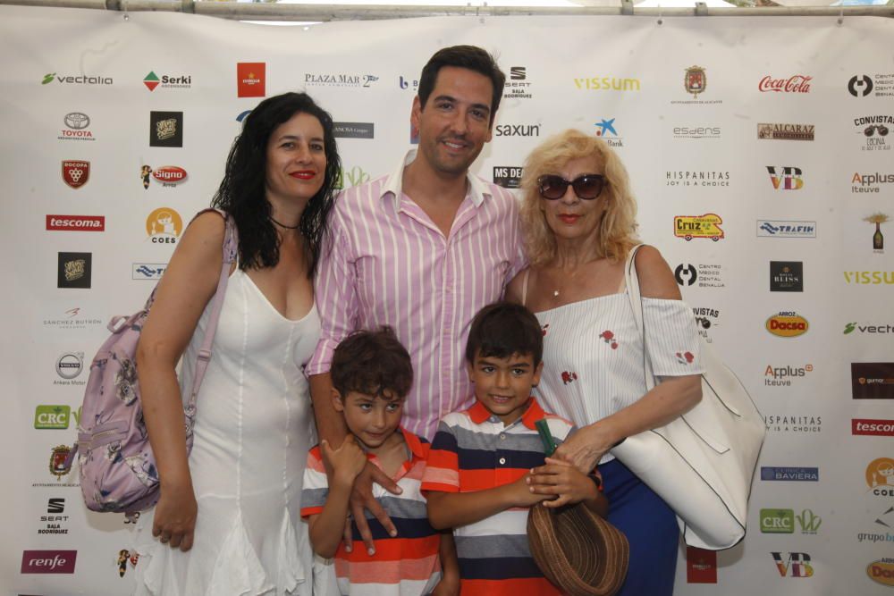 Ángel Rodríguez, director general de Meliá Alicante, posa junto a su familia en el racó de Informacióntv.