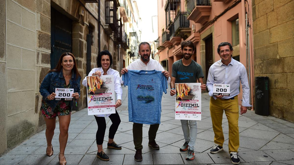 Organizadores y beneficiarios de los '10.000 de La Vinosilla' de Plasencia.