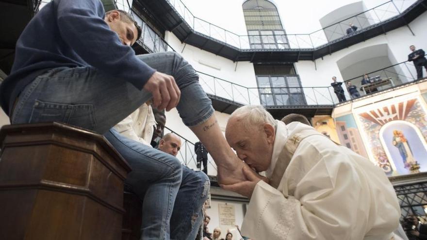 El Papa critica la pena de muerte en el ritual de lavado de los pies a reclusos