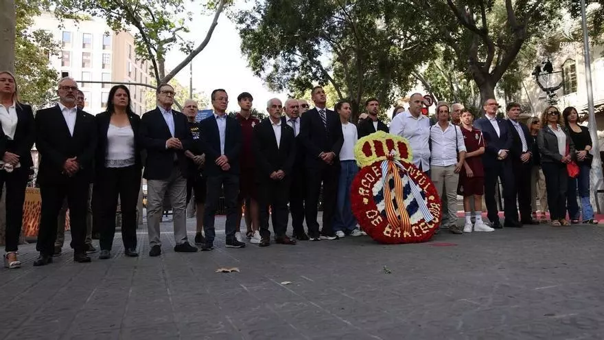 El Espanyol participa en la ofrenda de la Diada con Alan Pace, Capdevila y Puado al frente