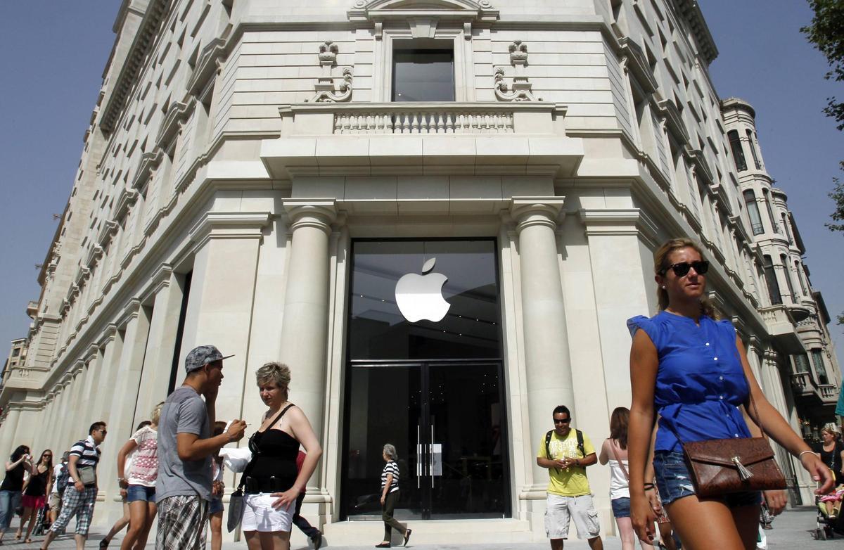 Trenquen la vidriera de la botiga d’Apple del centre de Barcelona per cometre un robatori amb força