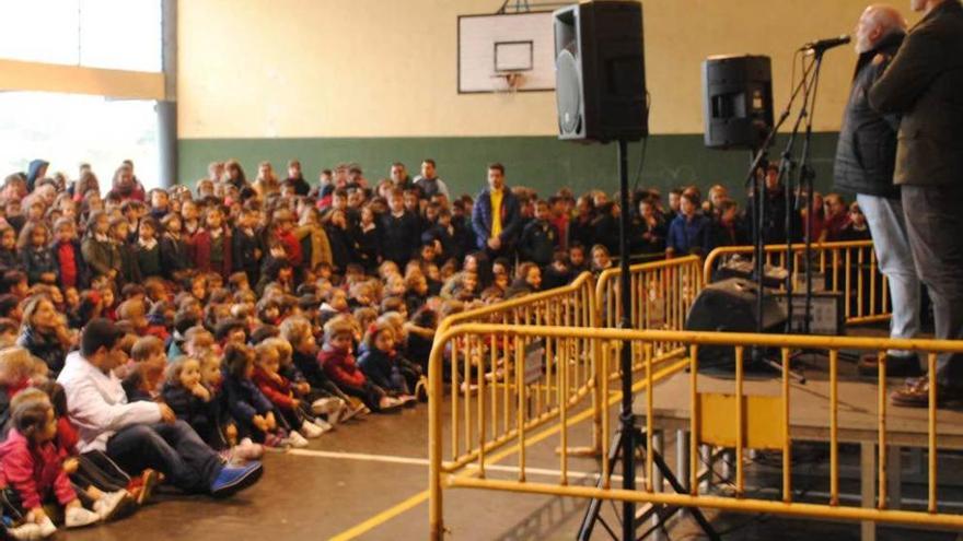 Los estudiantes del Loyola siguiendo el pregón de Javier Neira.