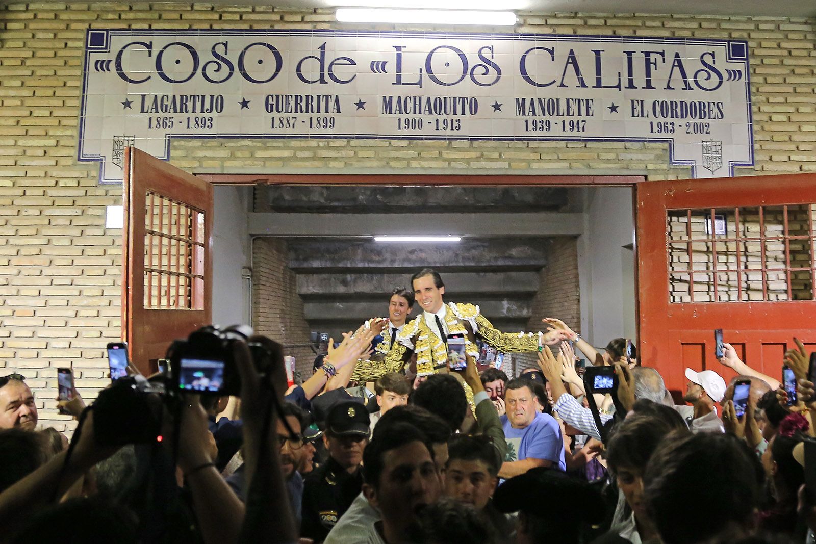 Román toma la alternativa y la puerta grande se abre para Roca Rey y Ortega