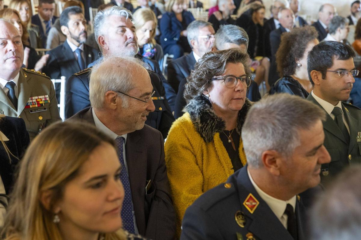 En el centro de la imagen, Ramon Morey junto a Catalina Cirer durante el acto en la Almudaina