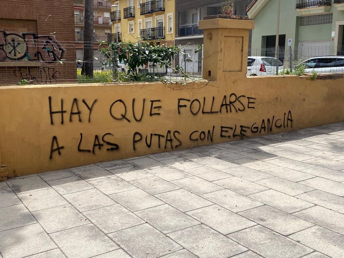 Una de las pintadas en la valla.