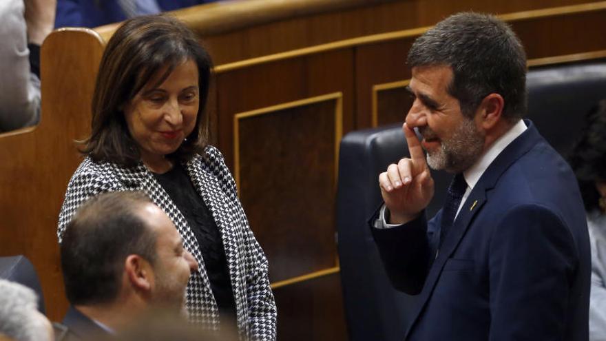 Jordi Sànchez conversant amb la ministra de Defensa Margarita Robles al Congrés
