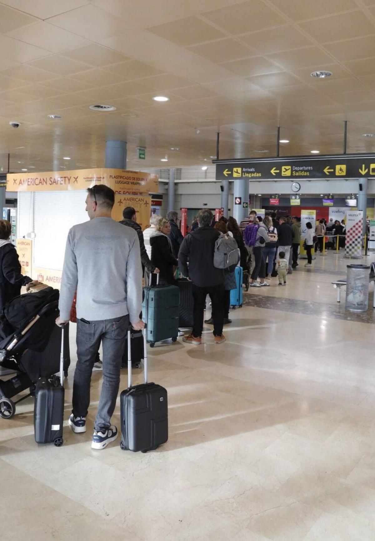 El aeropuerto batirá récords con 350.000 plazas en vuelos al extranjero