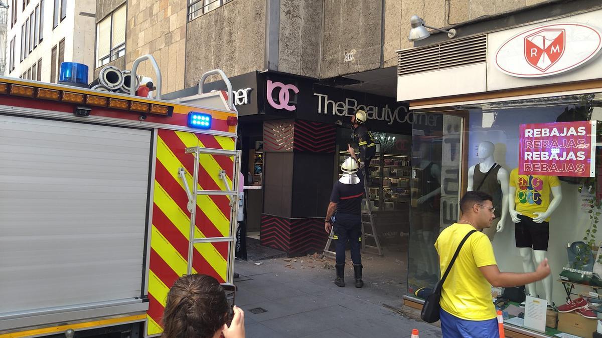 Bomberos evaluando la fachada del edificio