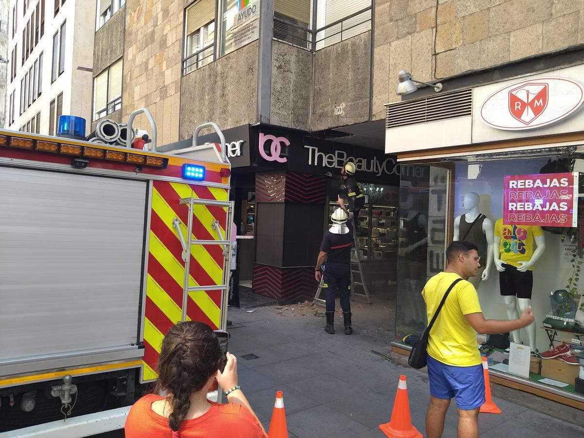 Bomberos evaluando la fachada del edificio