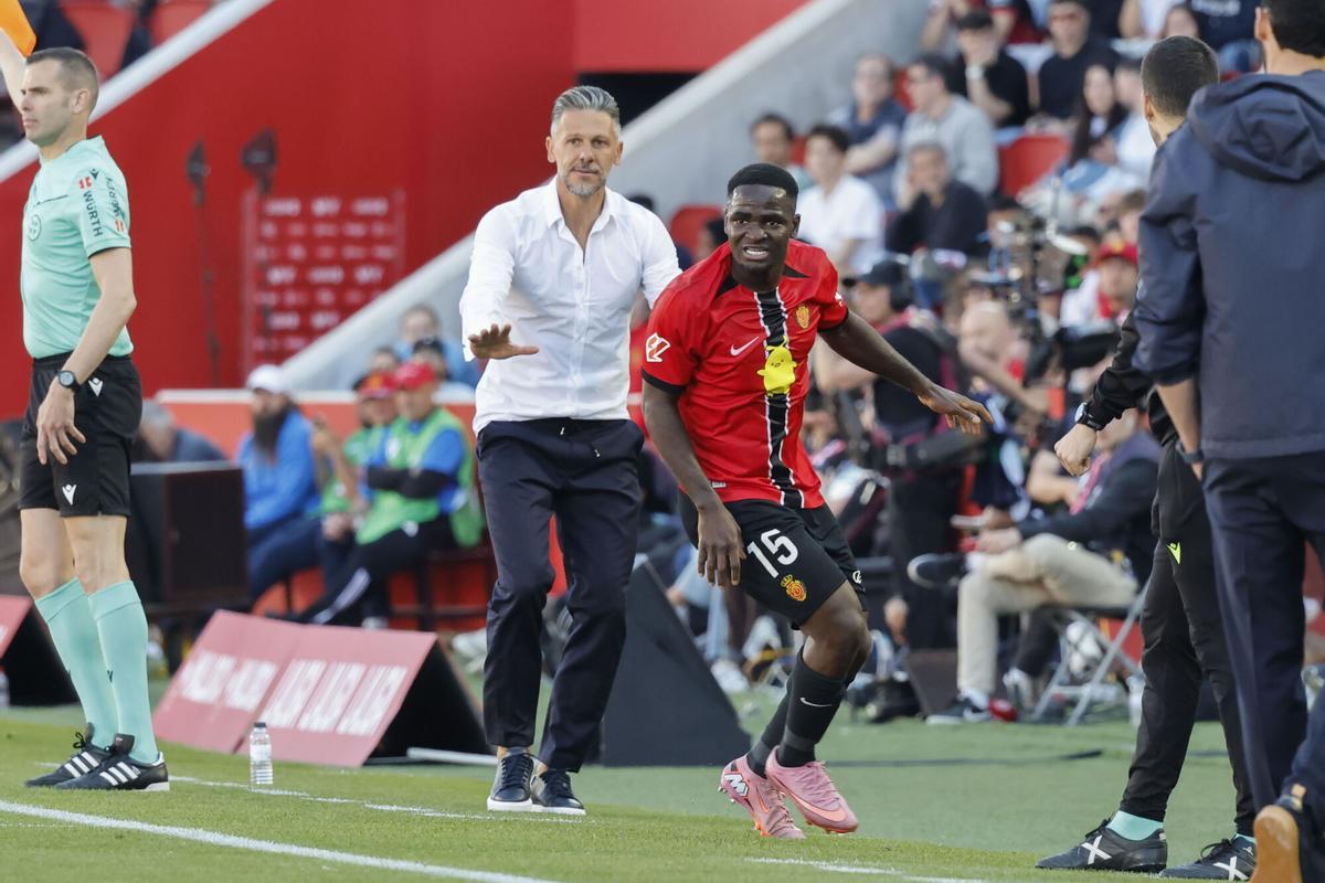 El entrenador del Mallorca, Martín Demichelis, da indicaciones a Luvumbo