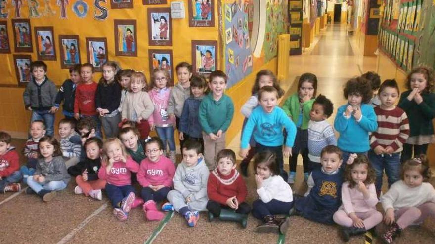 Los jóvenes artistas antes de la inauguración de la muestra, ayer.