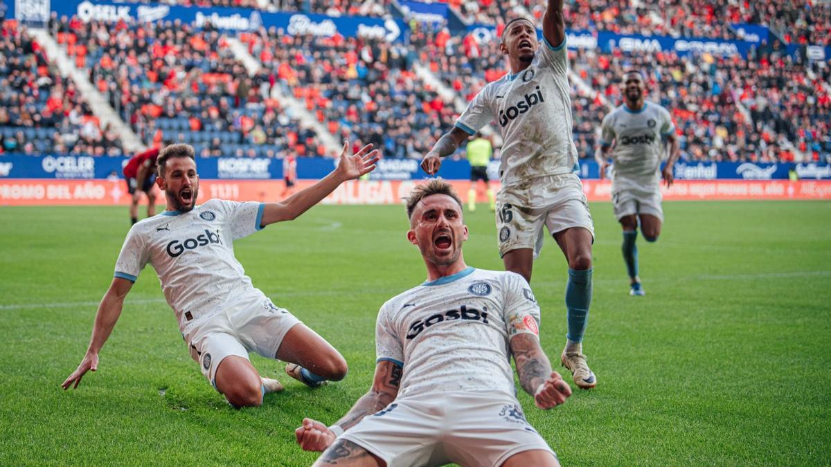 Stuani y Sávinho festejan el 2-4 que marcó Aleix García a Osasuna en Pamplona.