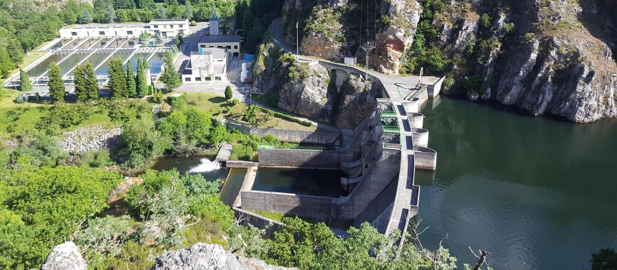 La presa de Rioseco, con la potabilizadora de agua a su pie.