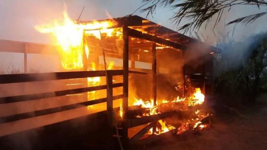 Incendian un mirador de aves de Els Estanys de Almenara