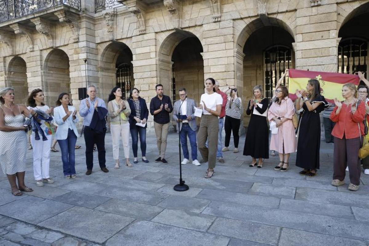Cientos de personas se movilizan en Santiago para mostrar su apoyo a Ceuta Cientos de personas se movilizan en Santiago para mostrar su apoyo a Ceuta