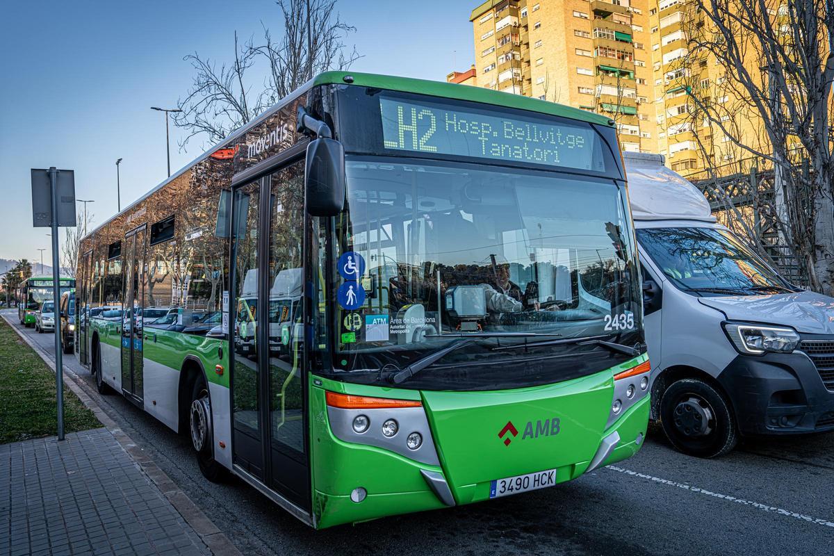 Un autobús de Moventis durante un servicio en L'Hospitalet de Llobregat.