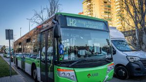 Un autobús de Moventis durante un servicio en LHospitalet de Llobregat.