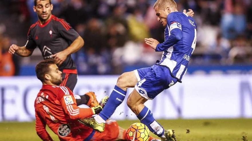 Álex pugna por el balón con Sergio