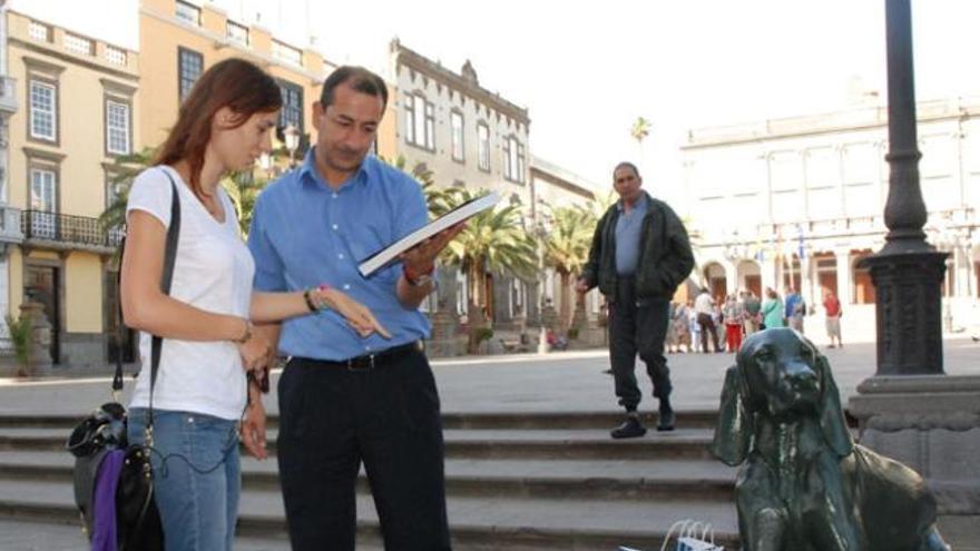 Arriba e izqda., jóvenes con libros en la plaza de Santa Ana. Dcha., Norberto Ojeda en la Escuela Oficial de Idiomas. | lp/jc castro