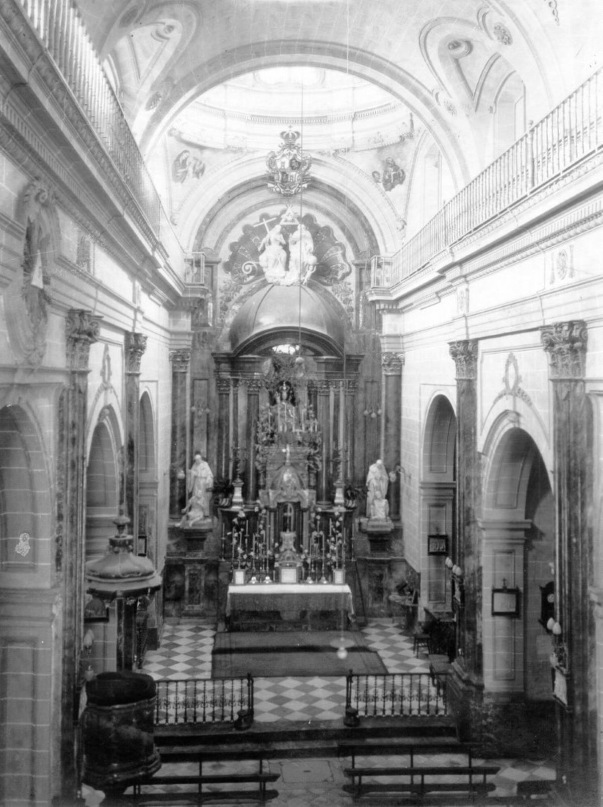 Altar mayor de San Agustín con la Virgen de Valvanera.