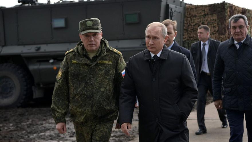 Valeri Gerasimov junto a Putin en unas maniobras.