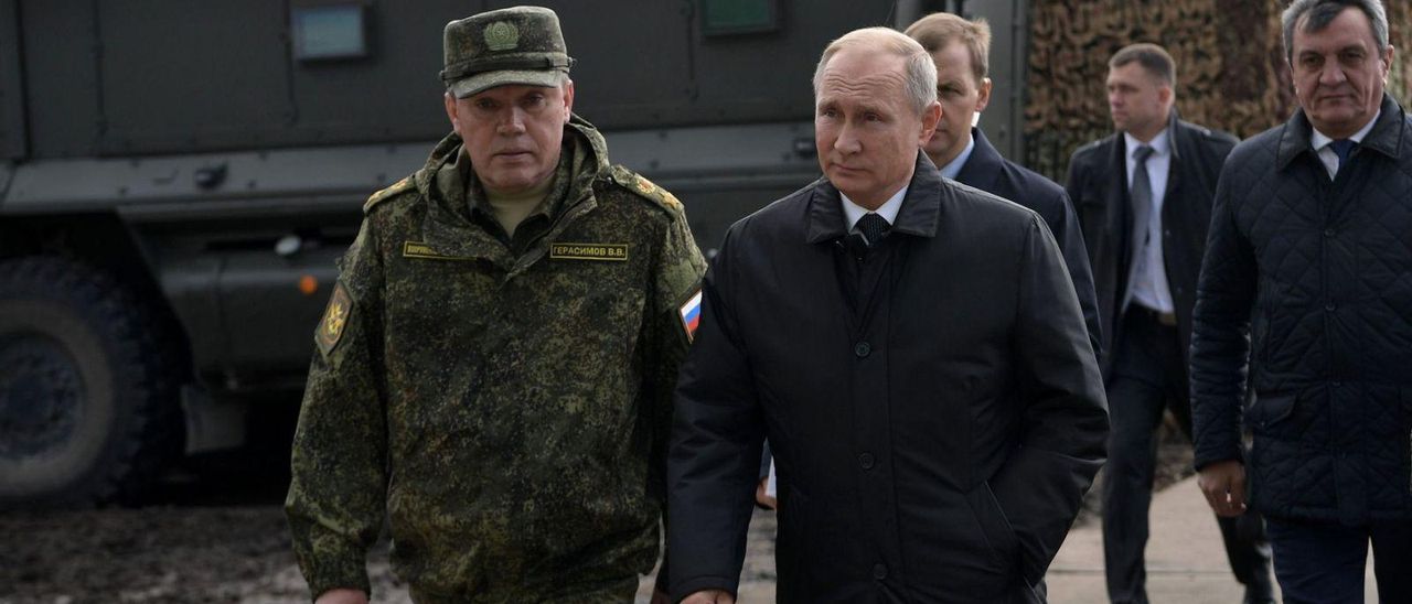 Valeri Gerasimov junto a Putin en unas maniobras.