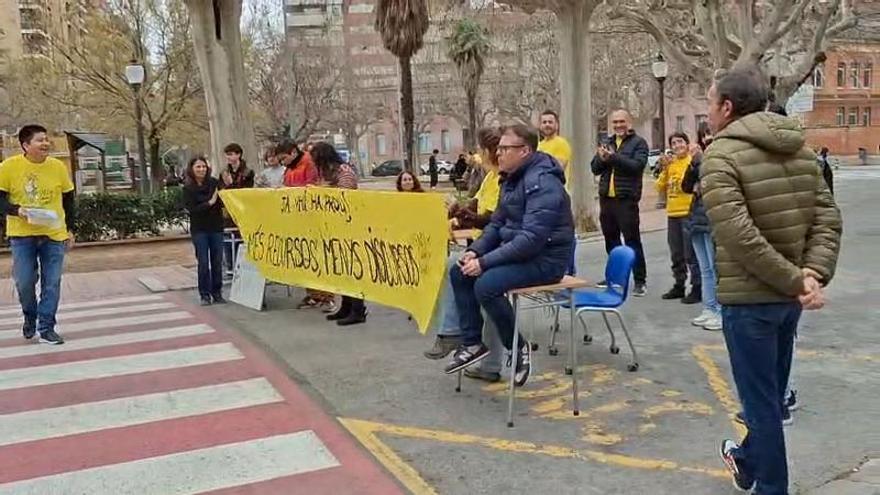 Mestres i professors fan visible el seu malestar tallant el trànsit a carrers i carreteres de Manresa i comarca