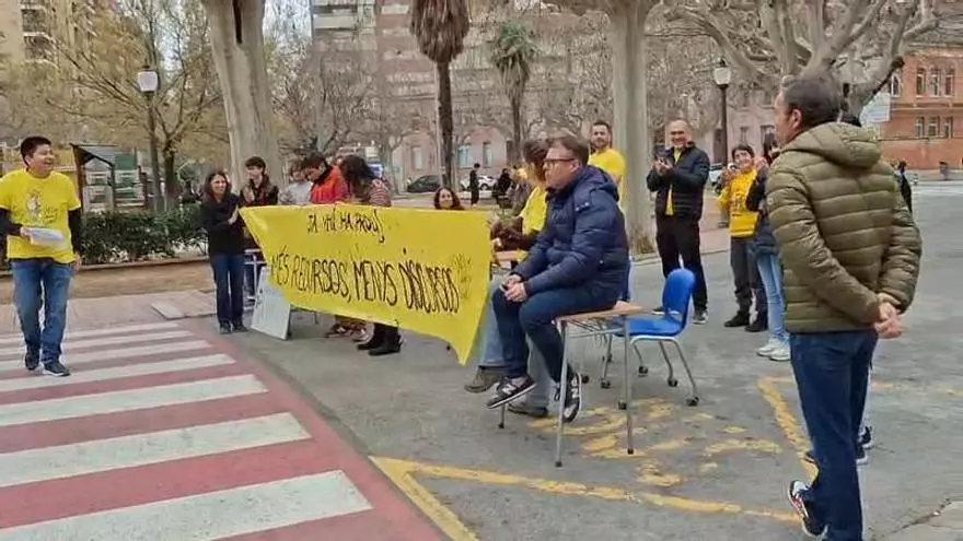Mestres i professors fan visible el seu malestar tallant el trànsit a carrers i carreteres de Manresa i comarca