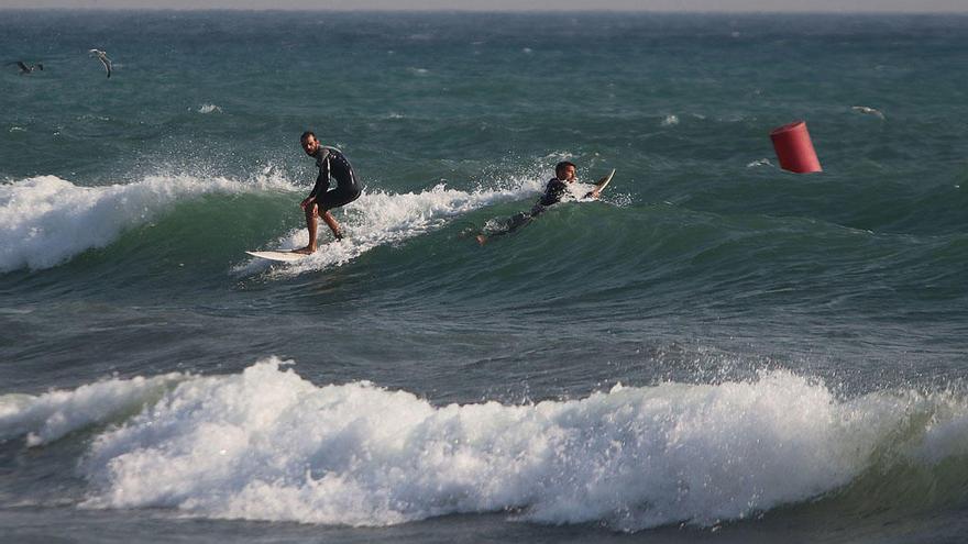 Los amantes del surf disfrutaron en Fuengirola.