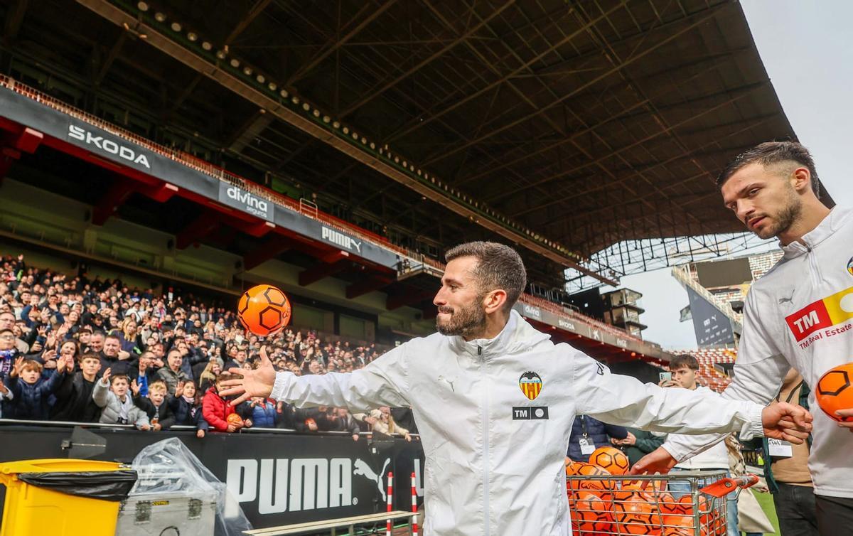 Búscate en las gradas de Mestalla durante el entrenamiento del Valencia CF