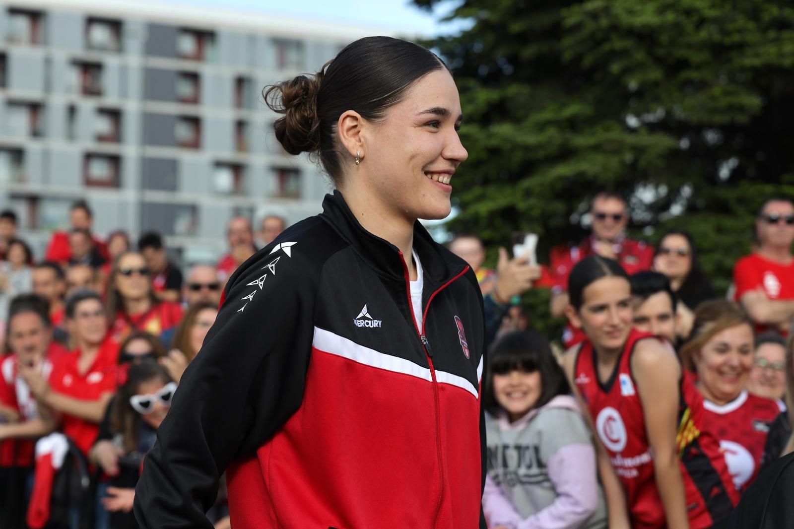 En imágenes | Así ha sido el recibimiento de las jugadoras del Casademont Zaragoza a su llegada al Príncipe Felipe
