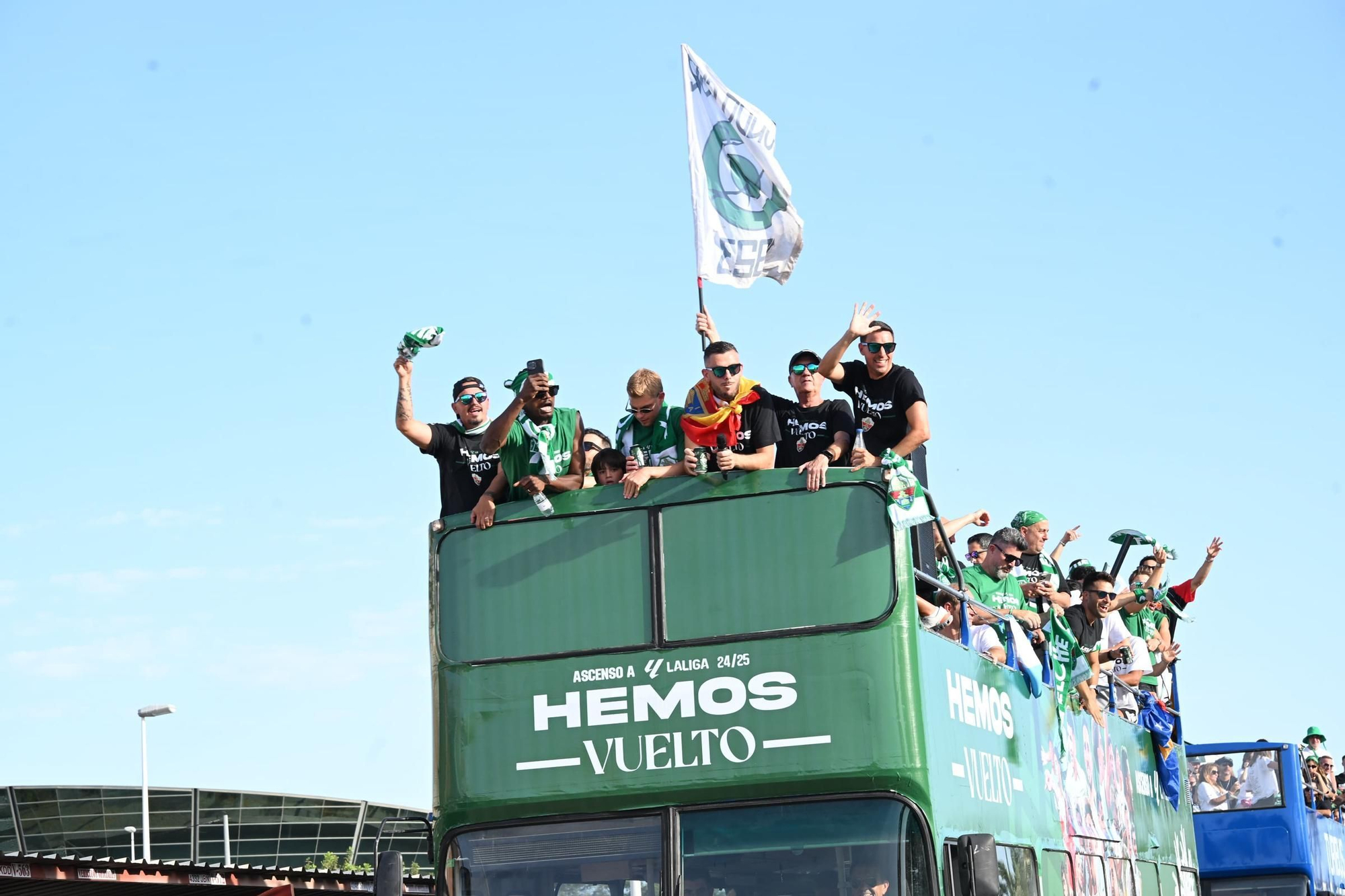El Elche CF celebra el ascenso a Primera con una rúa en autobús hasta la Plaça de Baix