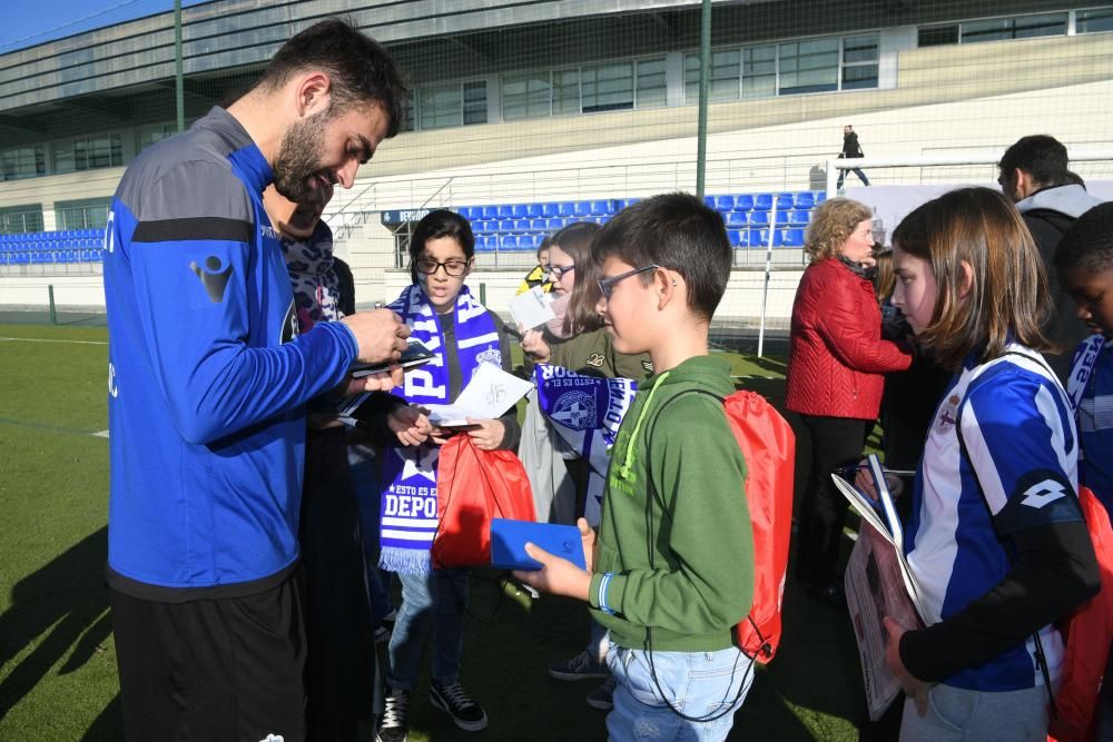 La iniciativa 'Os Nosos Valores-Escolas 110% Branquiazuis' busca transmitir valores deportivistas asociados al mundo del deporte y compartir algunos minutos con los jugadores del Deportivo.