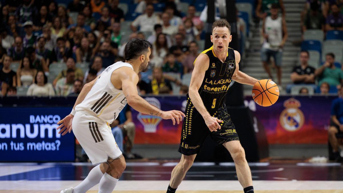 Marcelinho Huertas bota ante Campazzo en el Canarias-Real Madrid de la Supercopa.