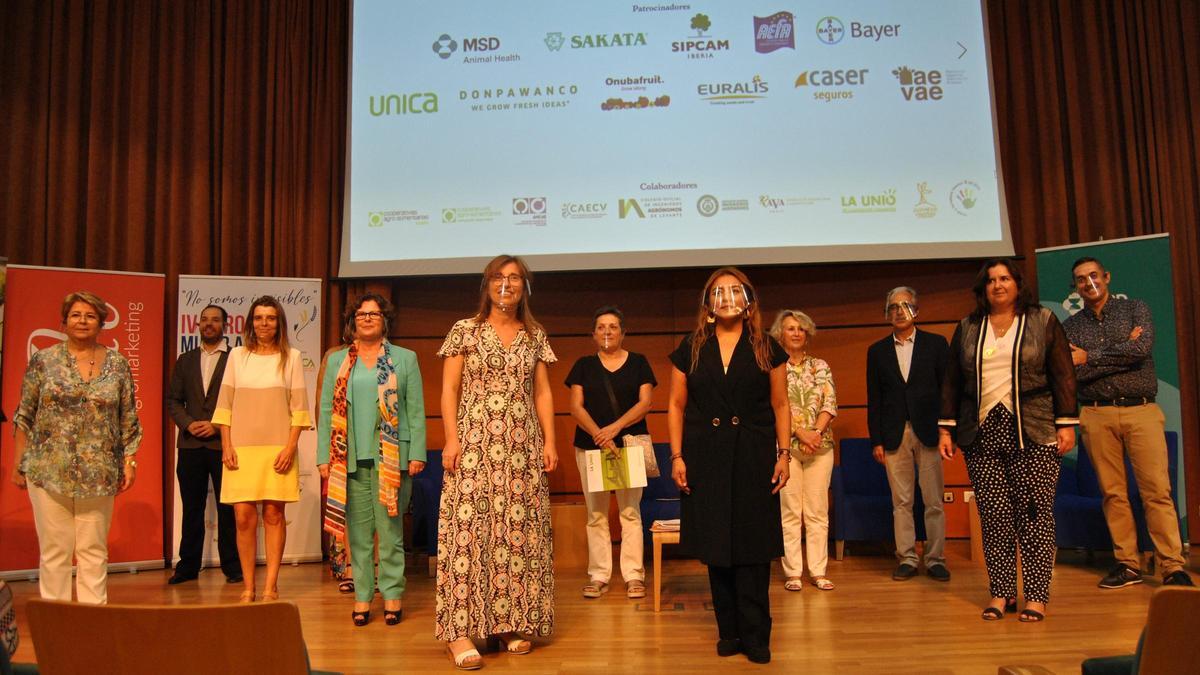 Los presentadores del Foro Mujer Agro con los ponentes y Gissele Falcón, CEO de Siete Agromarketing.