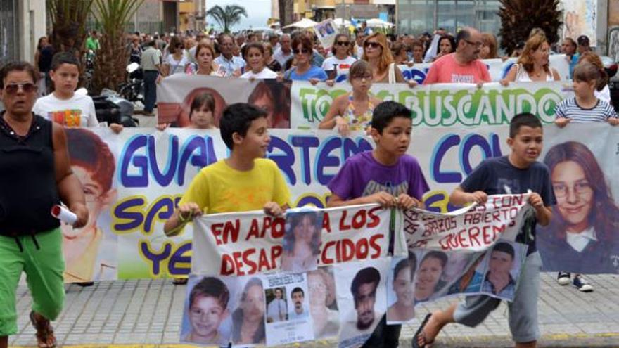 La cabecera de la manifestación sale de la plaza del Pilar para recordar, ayer, a las 35 personas que siguen desaparecidas en Gran Canaria. | yaiza socorro