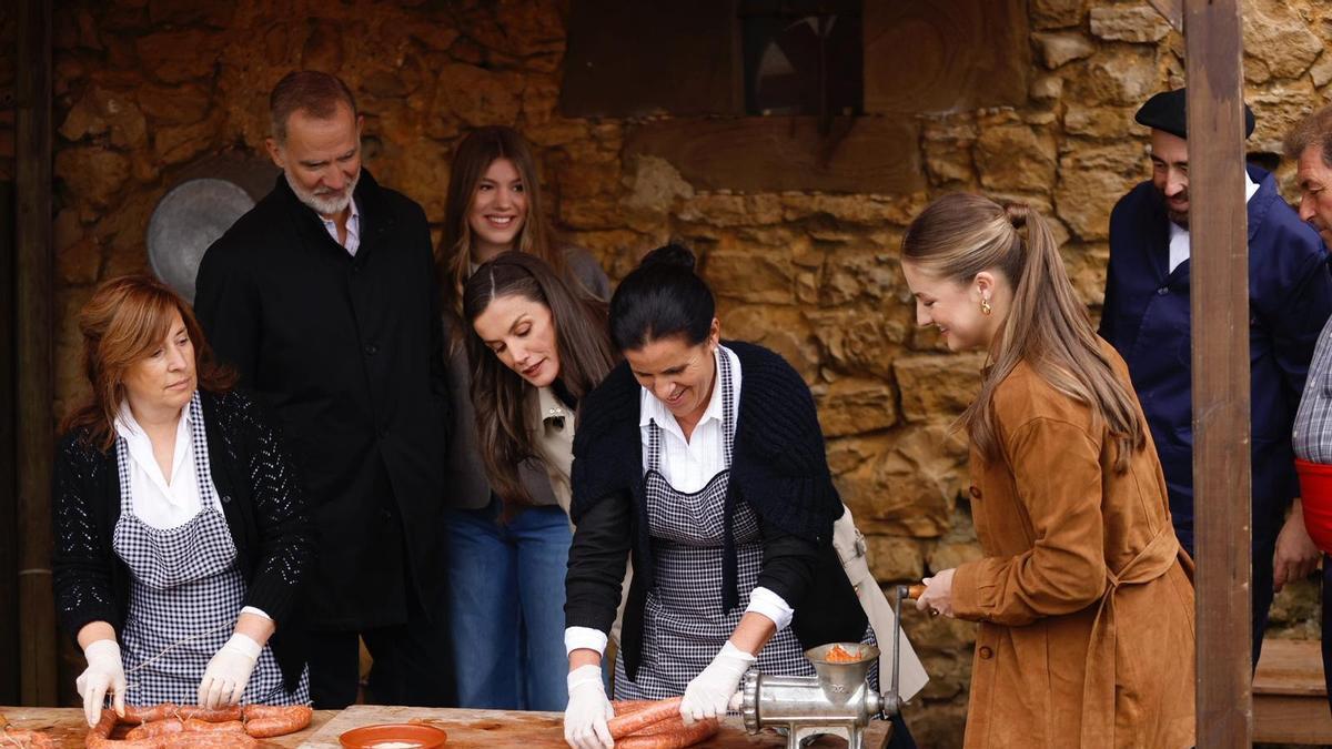 Archivo - Sus Majestades los Reyes y Sus Altezas Reales la Princesa de Asturias y la Infanta doña Sofía en Valdesoto (Siero), Premio al Pueblo Ejemplar de Asturias 2025.