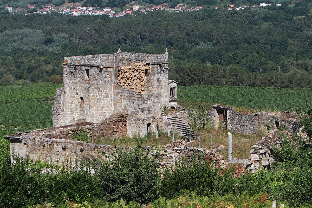 Torre del Olivar, en Puga, Toén.