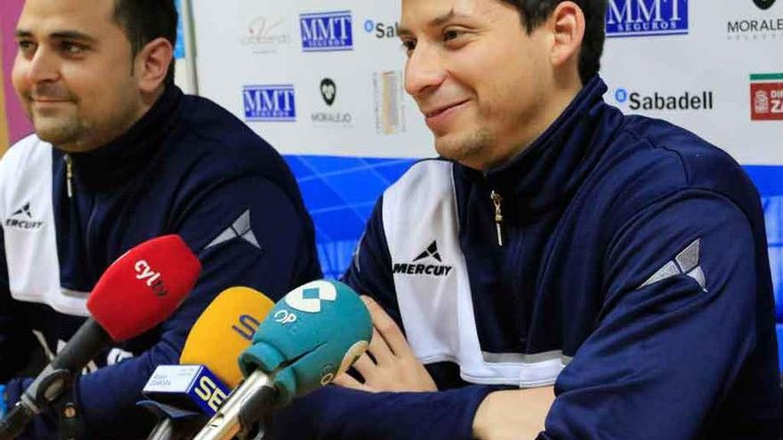 Sebastián Ceballos, a la derecha, sonríe en la rueda de prensa ofrecida junto a García Valiente.