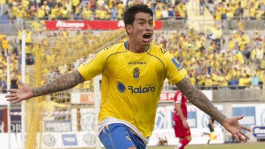 Sergio Araujo celebra el gol del ascenso el 21 de junio de 2015.