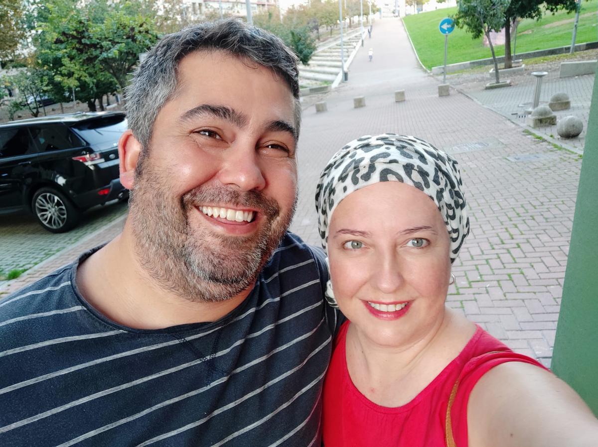 Montse y su marido le sonríen a la vida a pesar de convivir con el cáncer de mama.