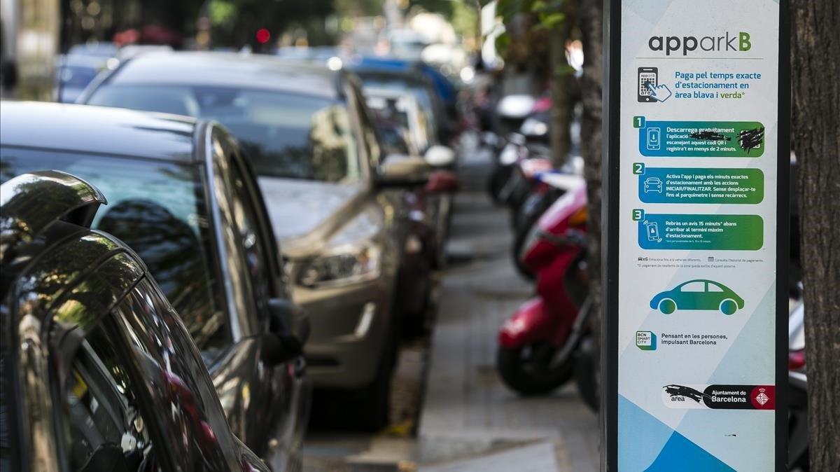 Coches aparcados en una zona azul de Barcelona