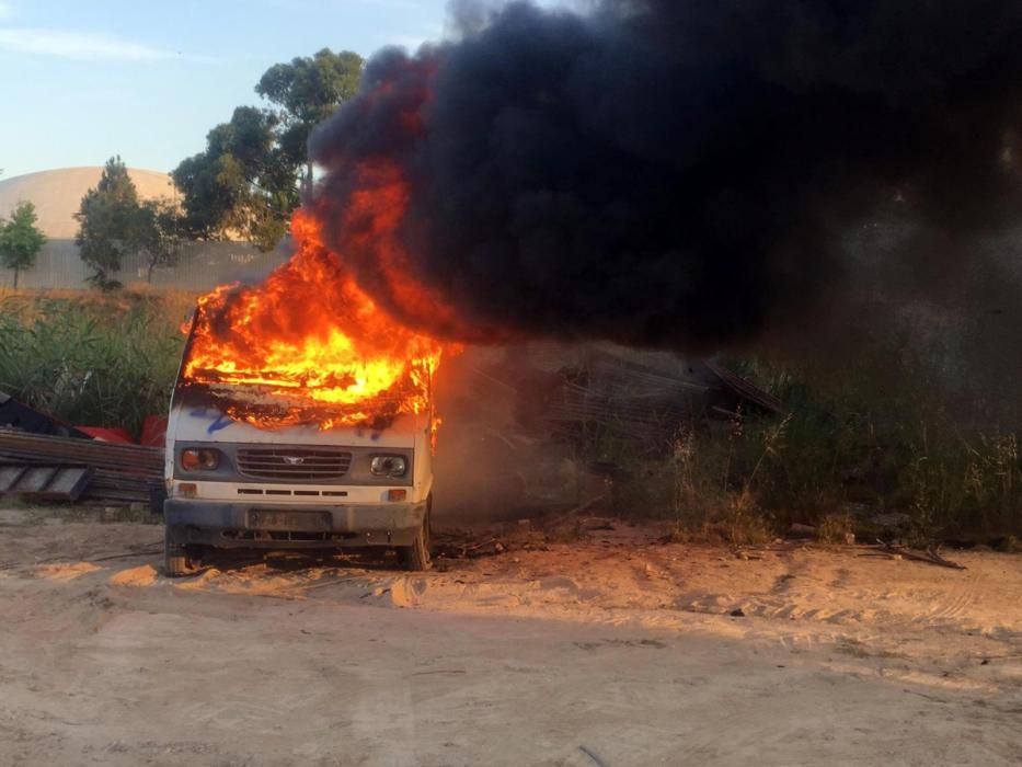 Arde una furgoneta en los jardines junto al Oceanogràfic