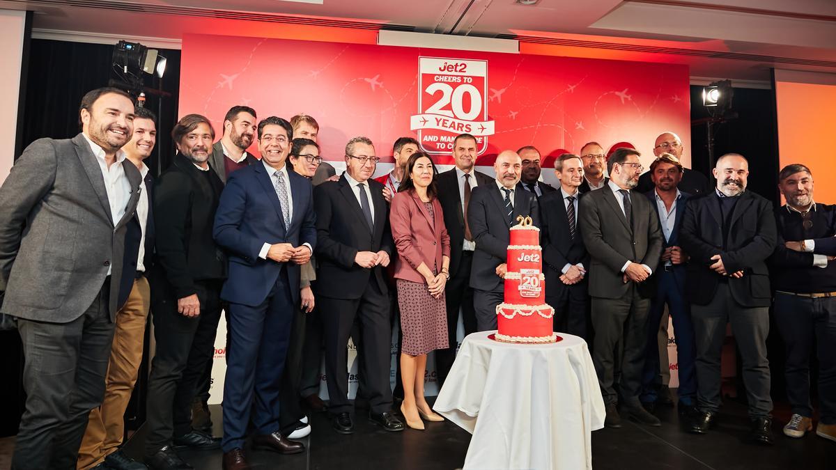 Steve Heapy, CEO de Jet2, con autoridades y hoteleros, en la celebración del 20 aniversario este lunes en Madrid, en Palacio de los Duques Gran Meliá.