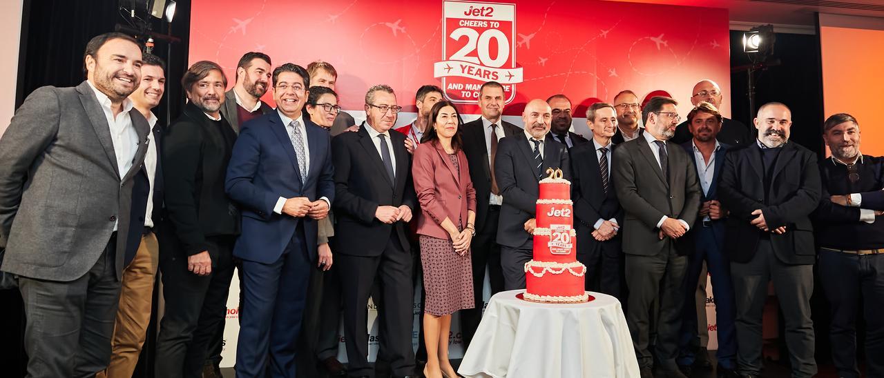 Steve Heapy, CEO de Jet2, con autoridades y hoteleros, en la celebración del 20 aniversario este lunes en Madrid, en Palacio de los Duques Gran Meliá.