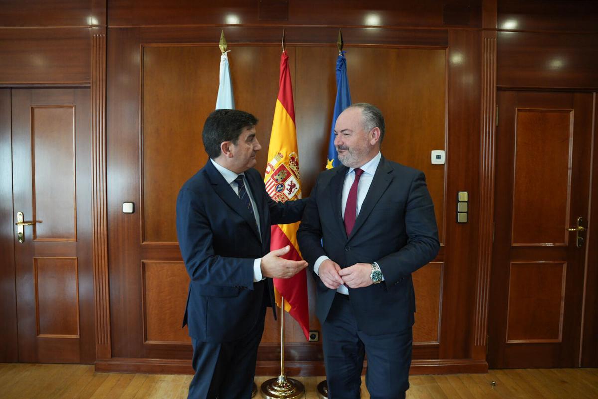 El delegado del Gobierno en galicia, Pedro Blanco, en la reunión con el alcalde de Culleredo, José Ramón Rioboo